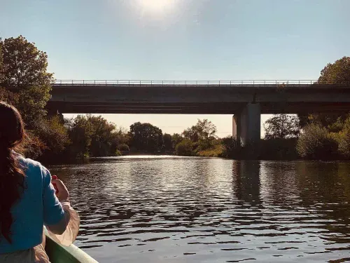 Frau im Kanu auf der Lippe mit blauem Himmel