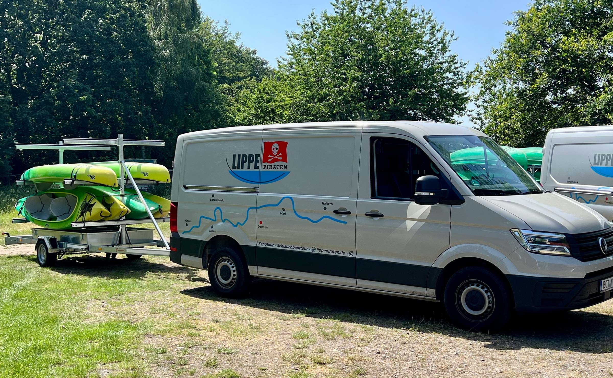 Lippepiraten Transporter mit Anhänger und neuen 2er Kajaks