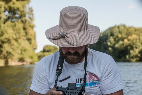 Mann fotografiert Kanus für die Lippepiraten Website
