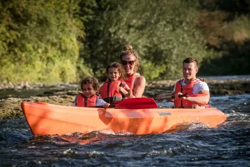 Familie sitzt im Boot und fährt auf der Lippe, während sie fotografiert wird