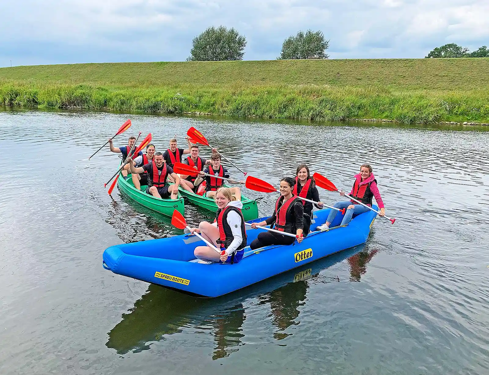 Schlauchboot und Kanus auf der Lippe