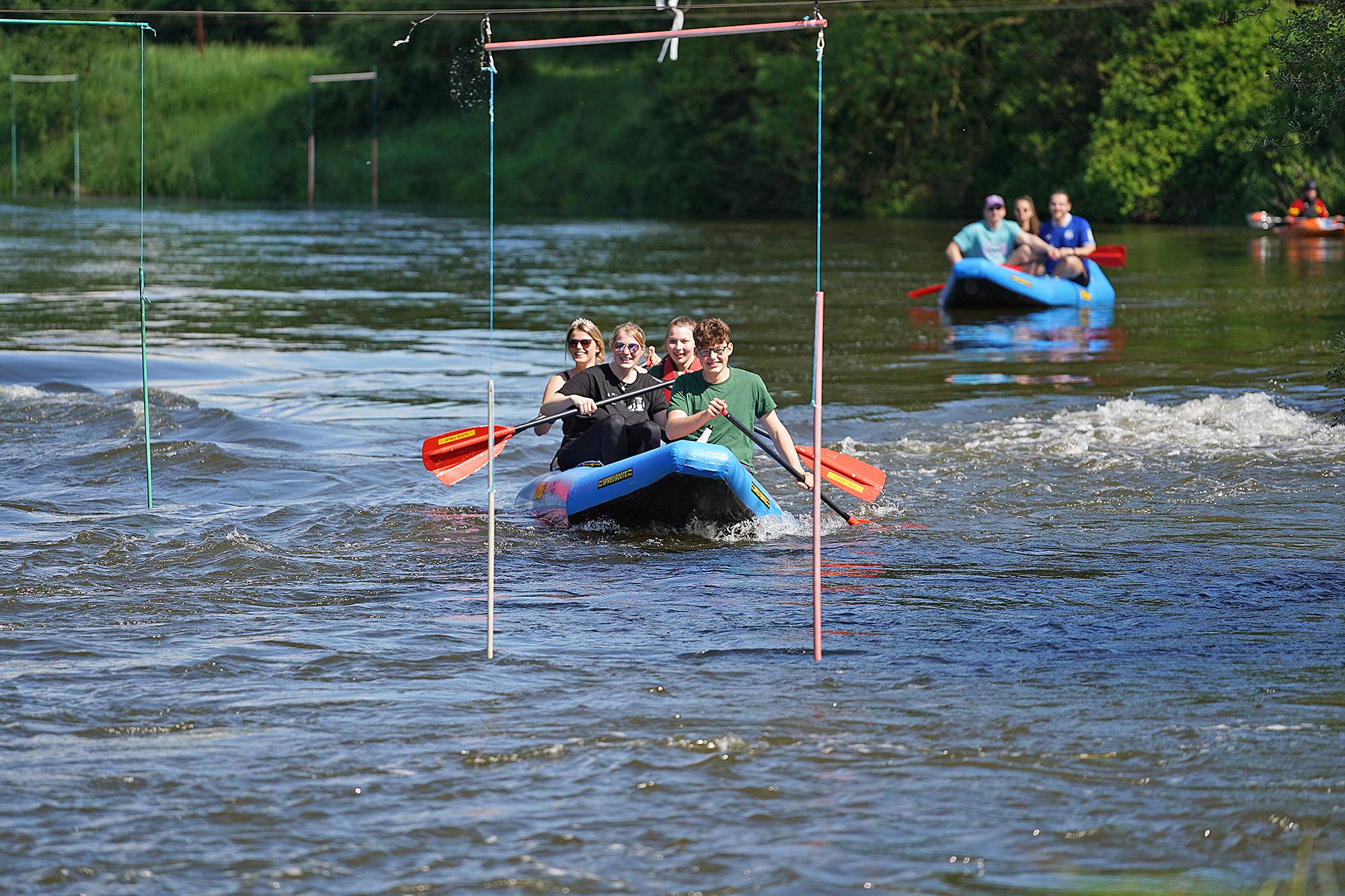 Personen bei einer Schlauchboottour auf der Lippe in einem Schlauchboot